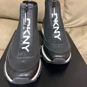 DKNY New Vika-Zip Up Sneaker